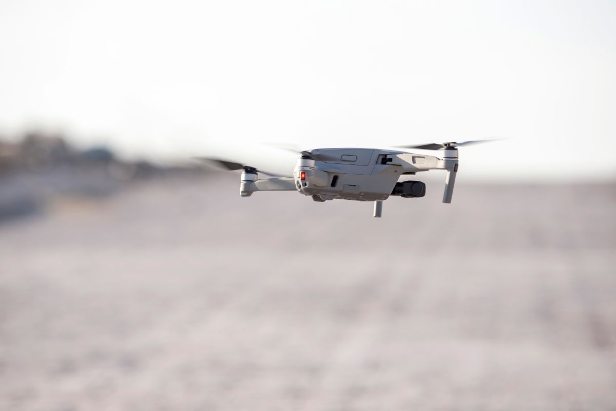 Dron wojskowy przelatujący nad ziemią - czy polisa na życie chroni od uderzenia drona?