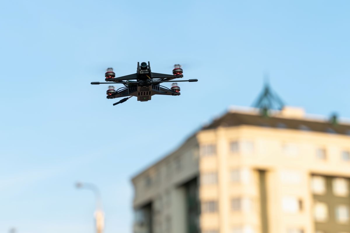 Dron przelatujący nad domem - czy polisa mieszkaniowa zadziała po upadku drona?